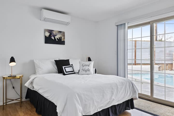 Chumba kikuu cha kulala kilicho na mandhari ya bwawa