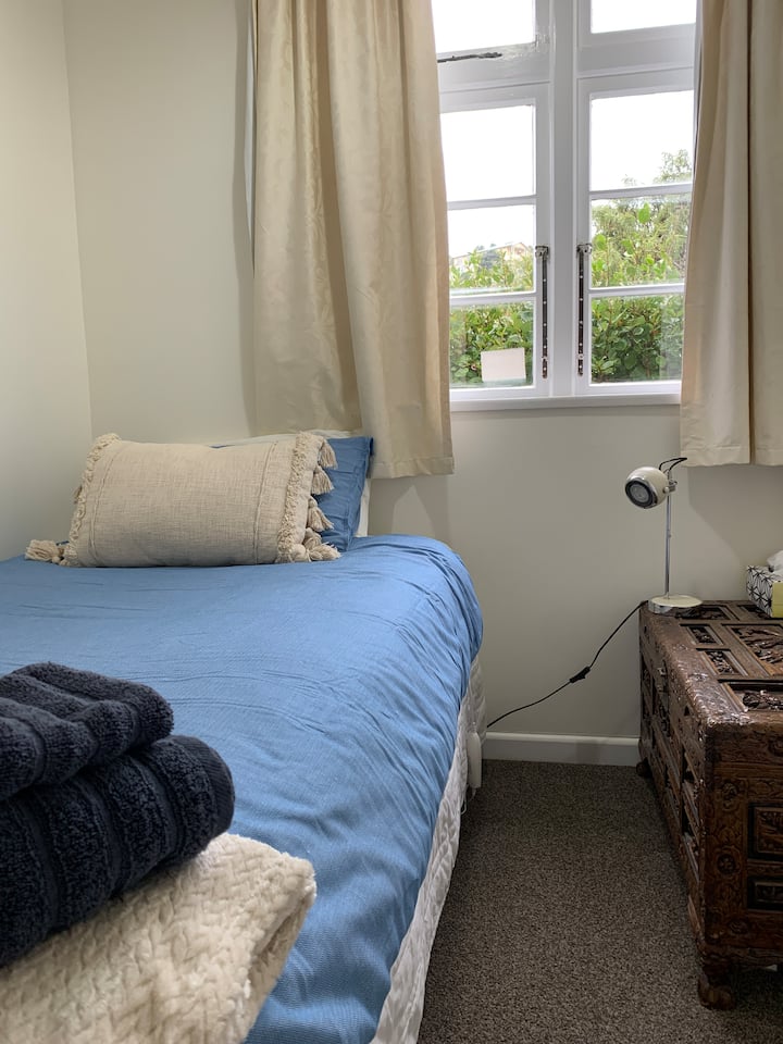 Cama tamaño king individual, segundo dormitorio