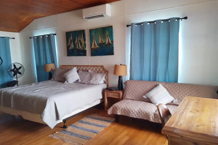 Escritorio de la habitación principal para una computadora portátil con vista al mar