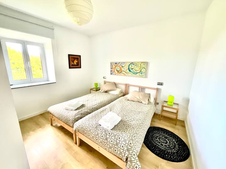habitación doble con dos camas de 90, armario ropero con perchas. Se deja a disposición del huésped ropa de cama y baño.
