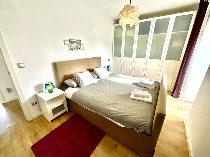habitación con cama de matrimonio 180, se deja a disposición del huésped ropa de cama  baño