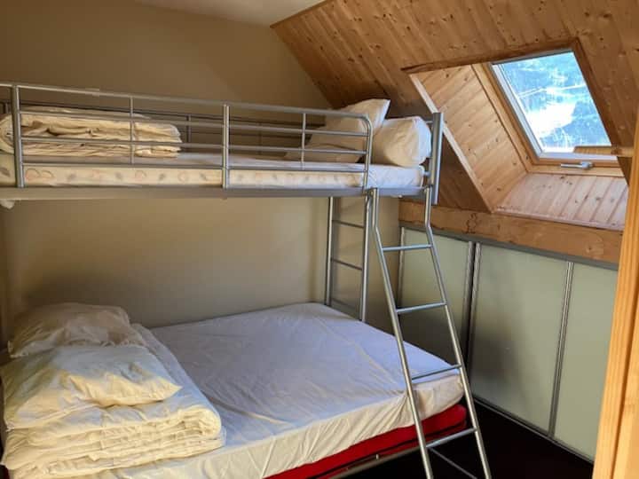 Соба 2 на горниот кат. Поглед кон планините. 1 кревет во 140, 1 кревет на спрат во 90. Можност за додавање душек во 90.