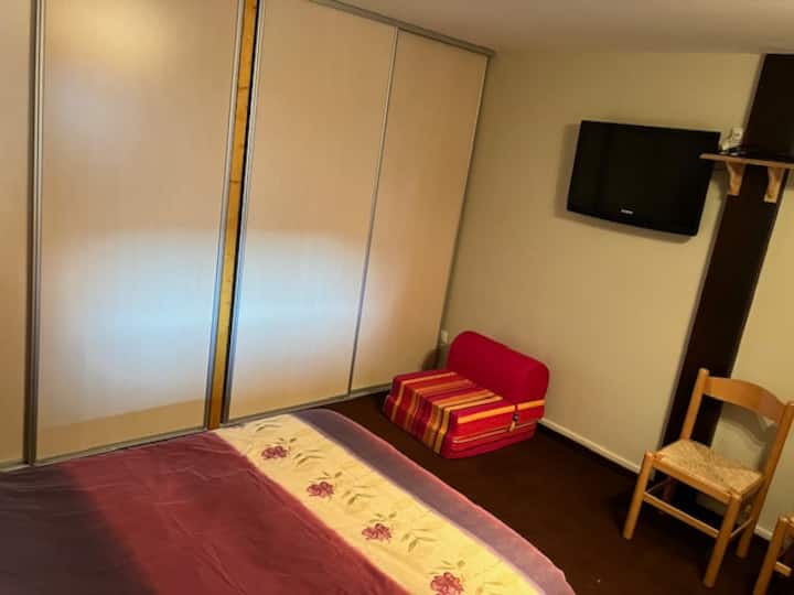 Голема спална соба на горниот кат. Кревет 140, голем плакар, телевизор, душек 90 може да бидат достапни.