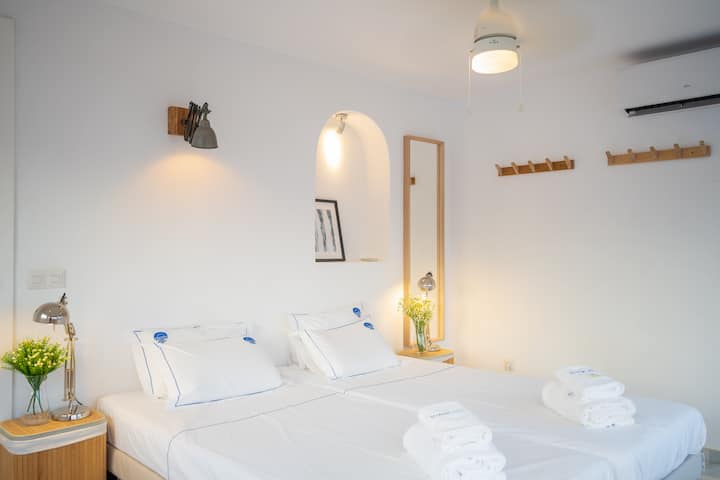 Deux lits simples dans la chambre principale avec vue sur la mer