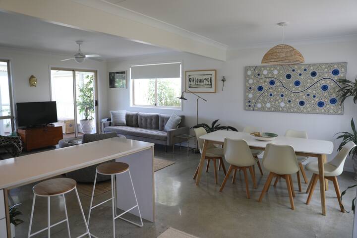 Large, comfortable Bangalow home gallery image 5