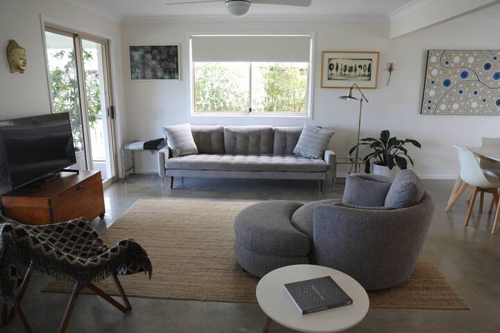 Large, comfortable Bangalow home gallery image 4