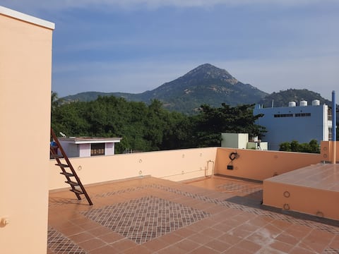 Mountain House With Balcony-5 Mins walk to Ramana