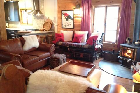 Stylish Log Chalet w/ Hot tub Minutes to Village