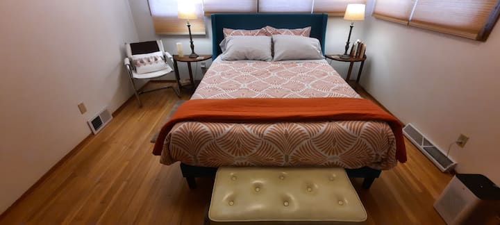 卧室3 ； 10x14 ；房客使用的梳妆台；衣柜里有衣架；标准双人床；椅子，硬木地板上的地毯。