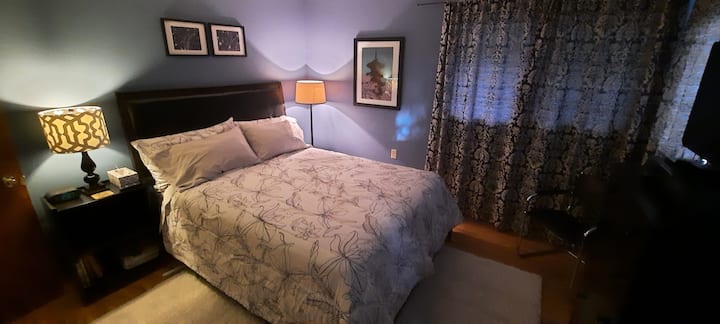 2号卧室-10x15。标准双人床。 硬木地板上的地毯。 32英寸带ROKU 梳妆台和壁橱。椅子。行李架。