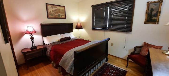 卧室1 - 10 x 12。 全尺寸床。房客可以使用篮子和壁橱。 房间内有客用毛巾。 房客可以使用干净的浴袍。