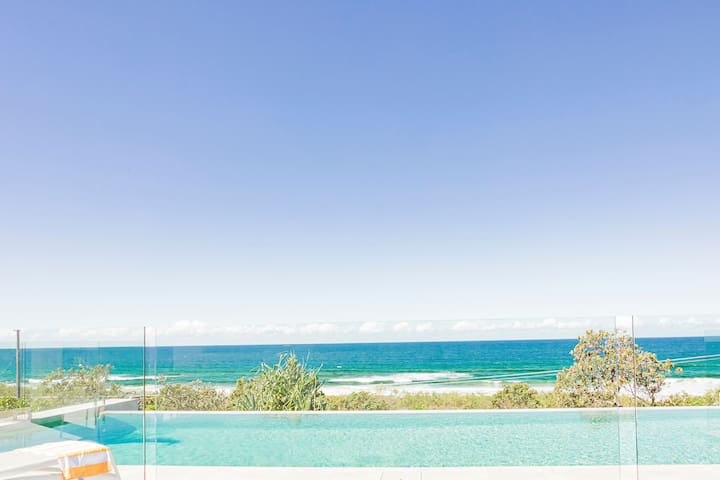 Castaways Beach Escape (6 bedroom) – Ocean Views