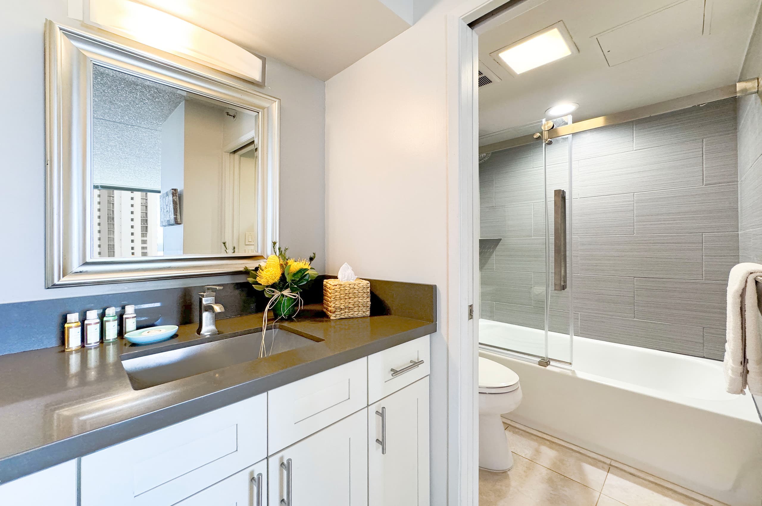 Condo in Honolulu · ★4.63 · 1 bedroom · 2 beds · 1 private bath - Image 14