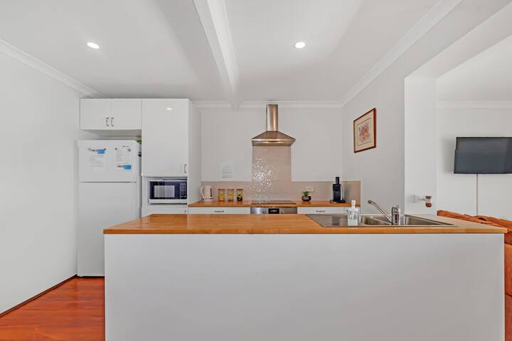 Mandurah Beachfront bring your faminly and dog! gallery image 5