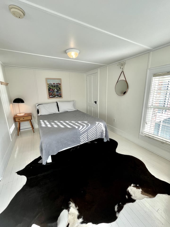Schlafzimmer mit Queensize-Bett am See