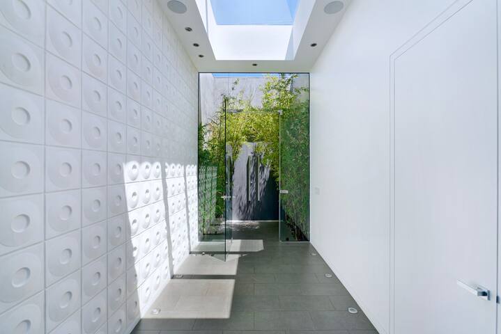 Mid Century Modern w AMAZE view. gallery image 5