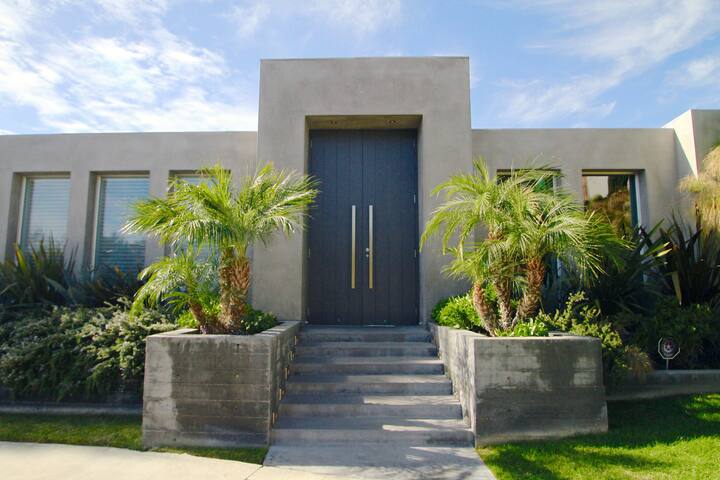 Mid Century Modern w AMAZE view. gallery image 2