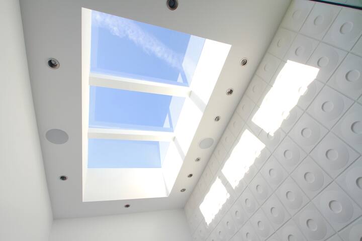 Mid Century Modern w AMAZE view. gallery image 4