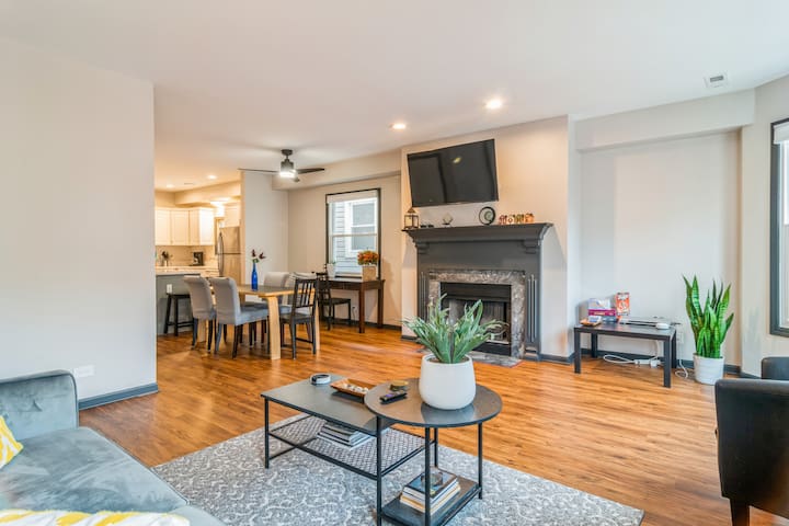 Stunning Spacious Flat ONLY STEPS to Wrigley, Bars