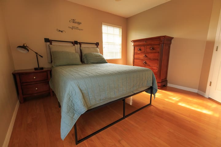 חדר השינה הרביעי בקומה השלישית עם מיטת קווין סייז וחדר רחצה צמוד.