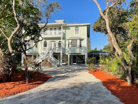 Luxury Lemon Bay 6 BR villa w/ pool & tennis court