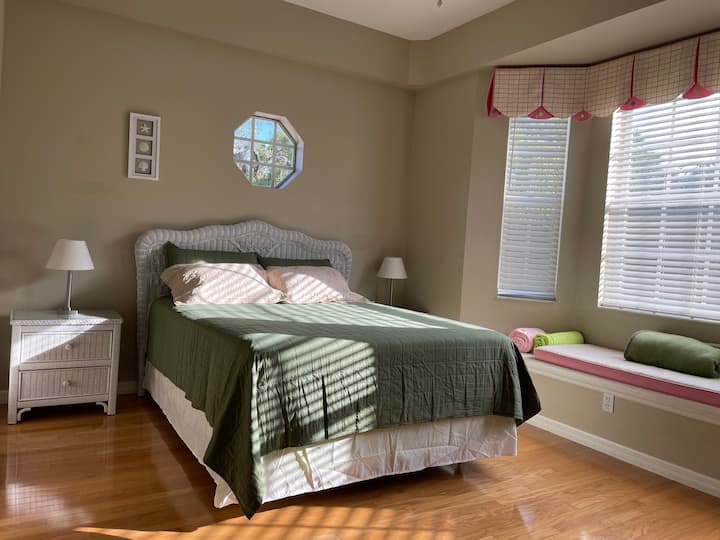 חדר השינה השלישי בקומה השנייה מימין מאולם הכניסה מציע לכם מיטת קווין סייז נוחה מאוד.