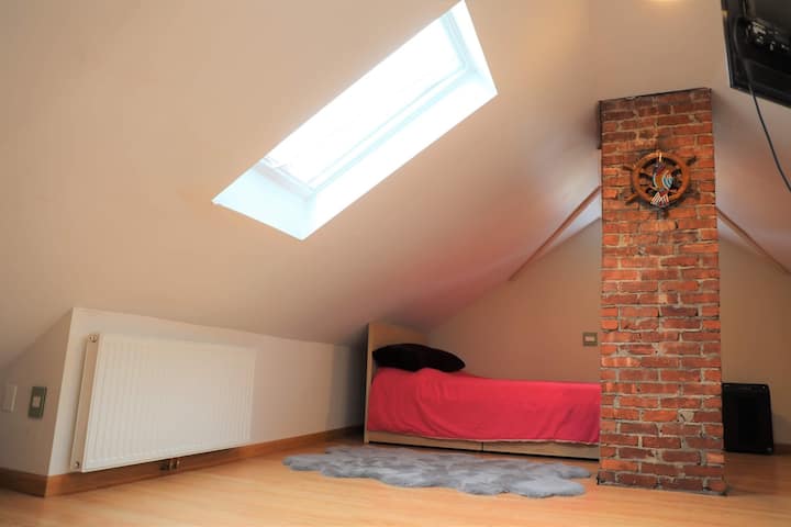 楼上卧室配备全尺寸床