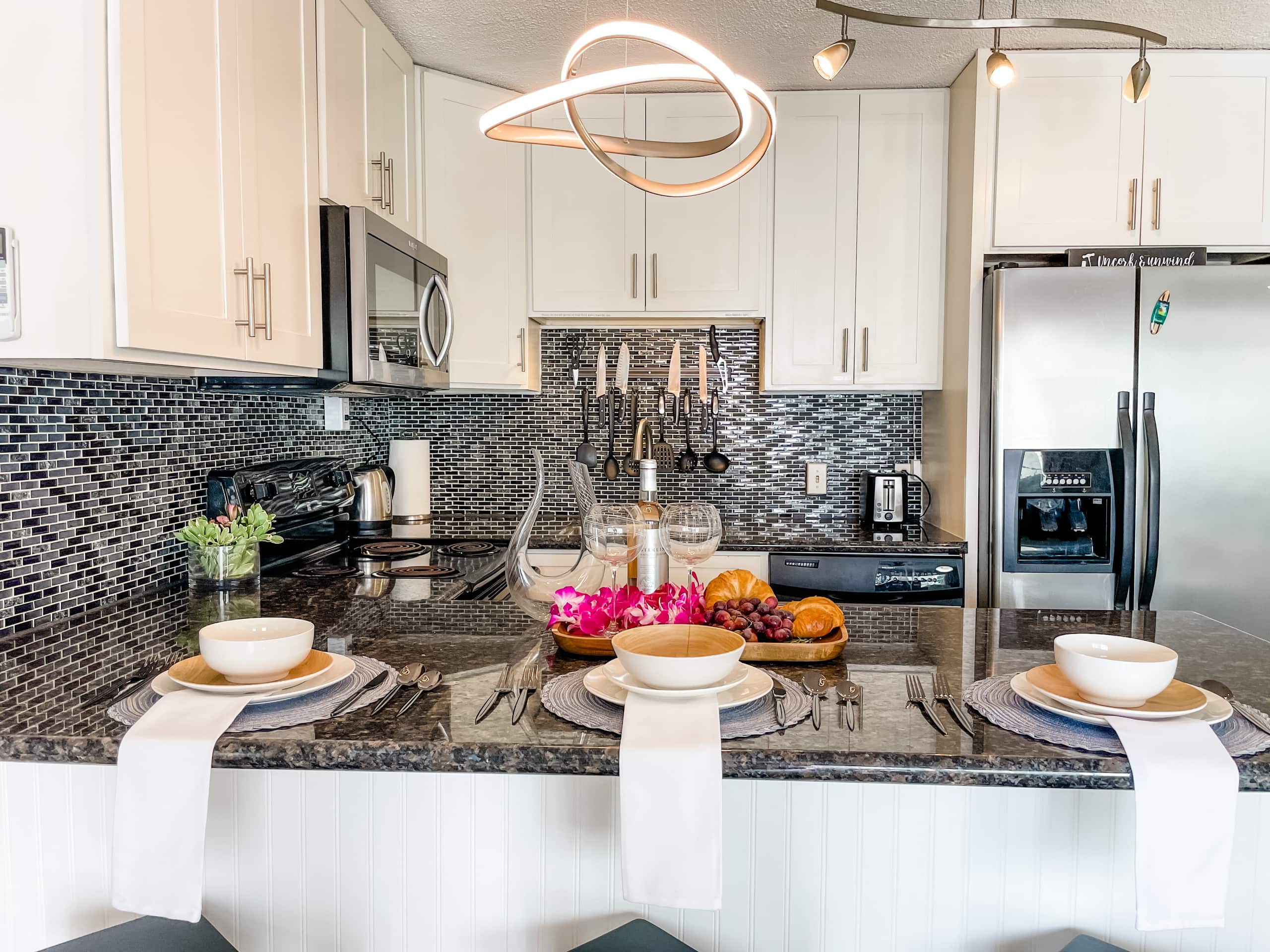 Condo in Honolulu · ★4.85 · 2 bedrooms · 3 beds · 2 private baths - Image 7