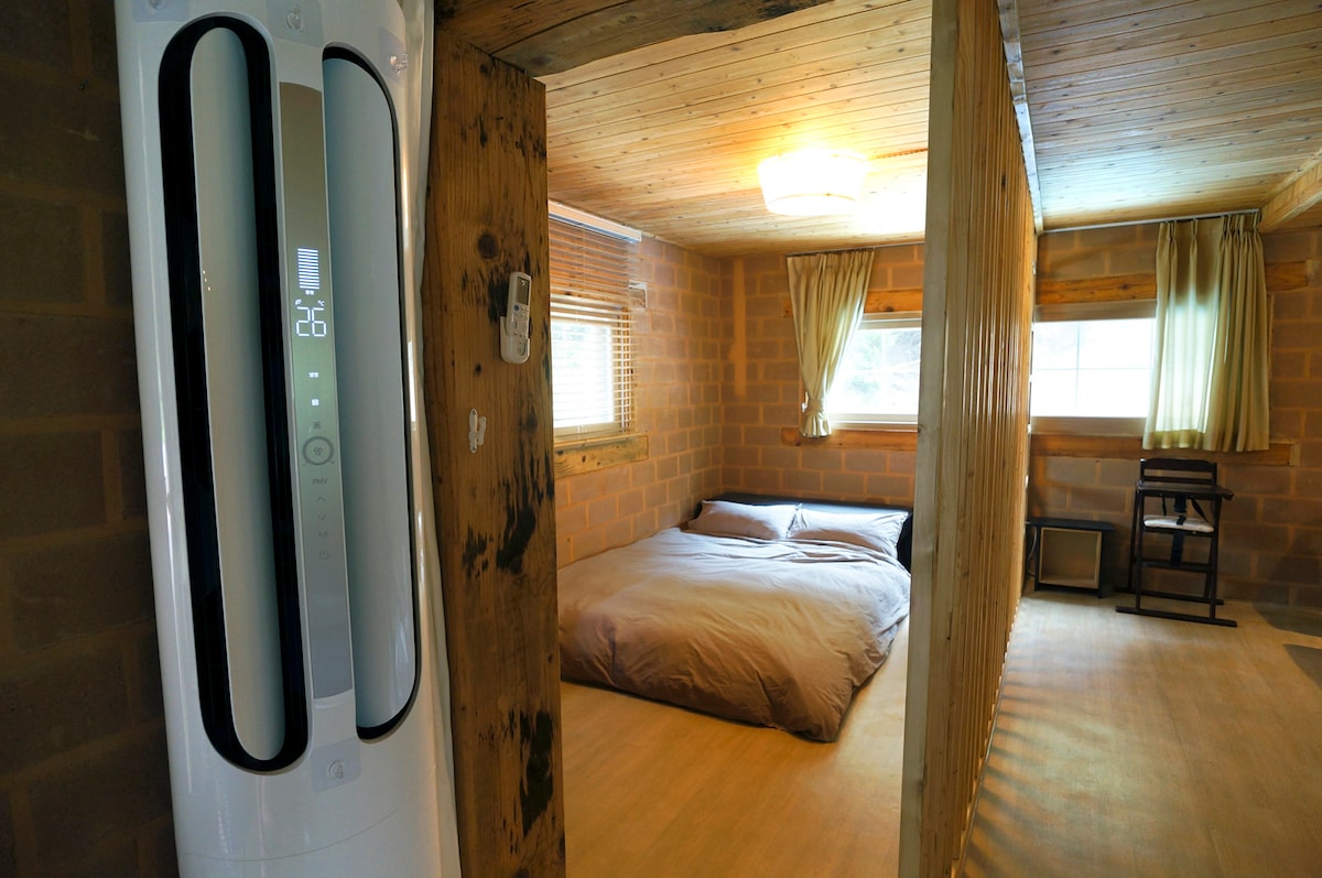 Това е малка стая с двоен матрак.