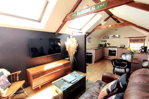 Cosy barn on smallholding, alpacas, goats & pigs