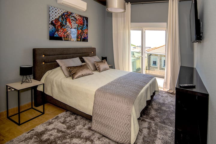 主卧3号卧室设有通往阳台的门、壁挂式电视和套内卫生间。