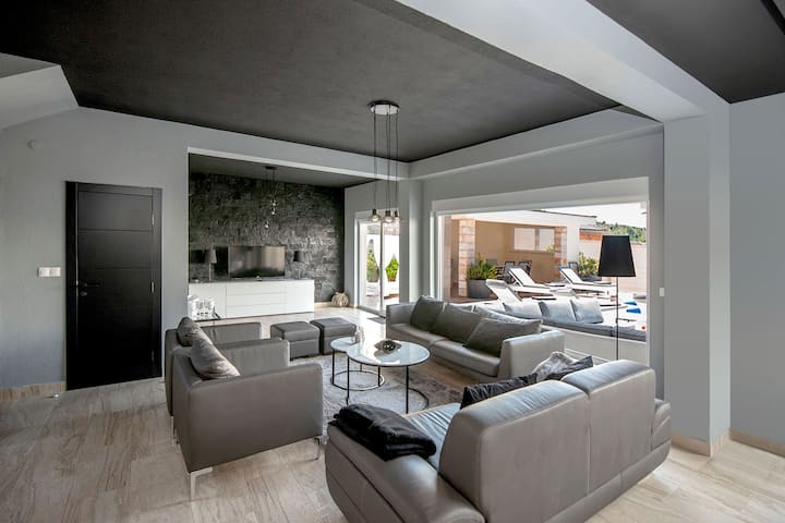 现代设计的休息室，温馨舒适。