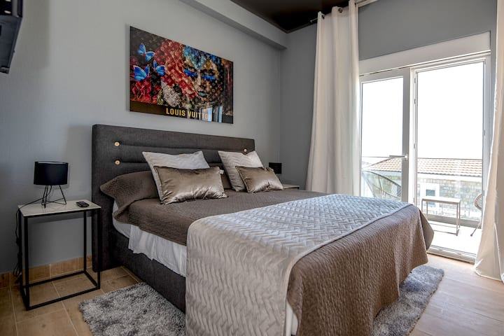 可通往阳台边的主卧室。 设计时尚，配备优质的床上用品。