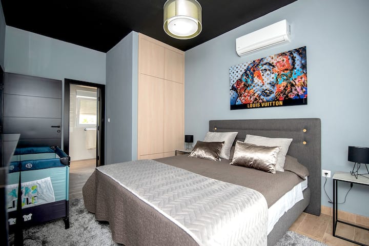 小床上有一张大型旅行婴儿床，没有人会被遗忘。 