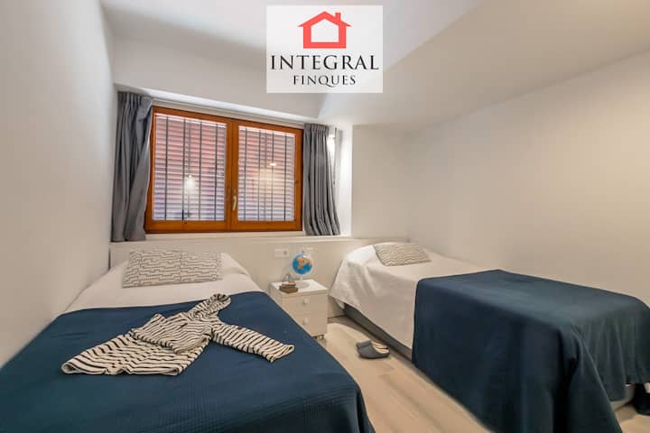 Chumba chenye vitanda viwili vya mtu mmoja.