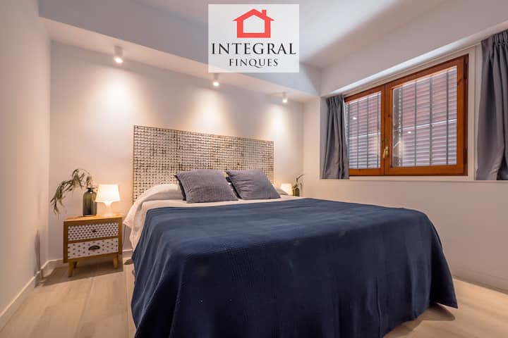 Chumba kikuu cha kulala na kitanda cha watu wawili na vyumba vya ndani.