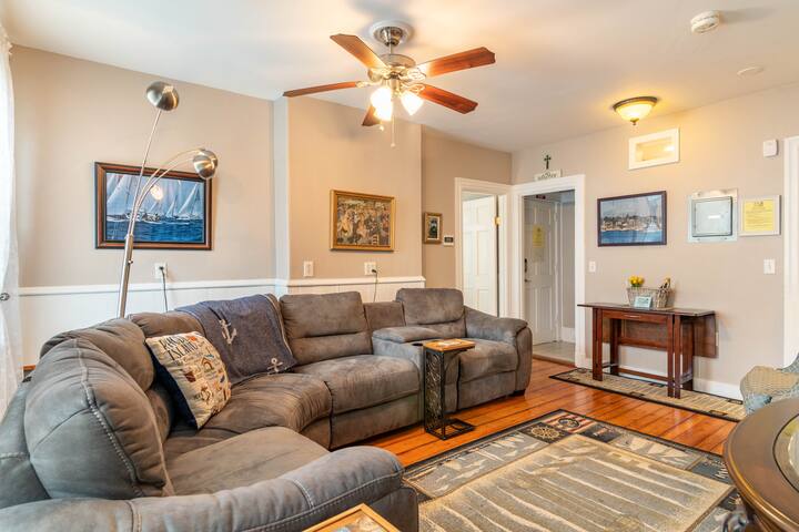 ★Entire House In Downtown Newport★5 BDRM★Parking★ gallery image 5