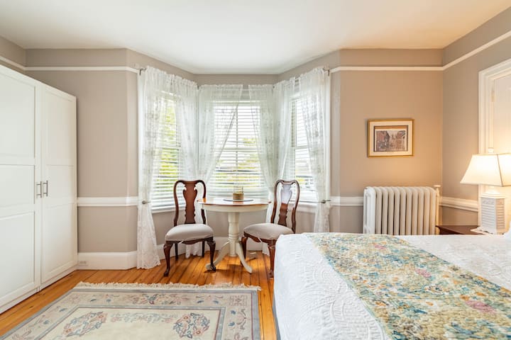 2nd floor breakfast nook / work table