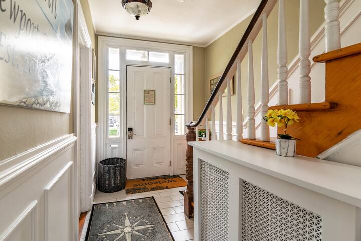 ★Entire House In Downtown Newport★5 BDRM★Parking★ gallery image 2