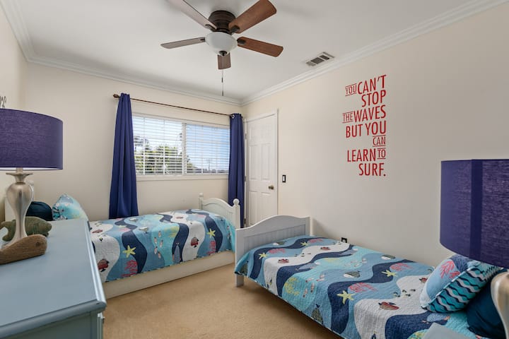 Chambre à l'étage avec deux lits jumeaux.