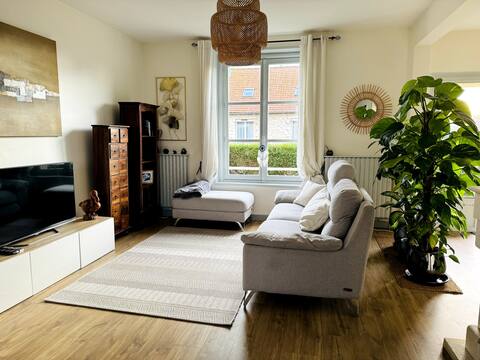 Quiet house with walled garden - 1 minute away
