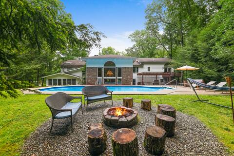 Luxury Villa~ 5 min to Shawnee ~Hot Tub~Fire Pit