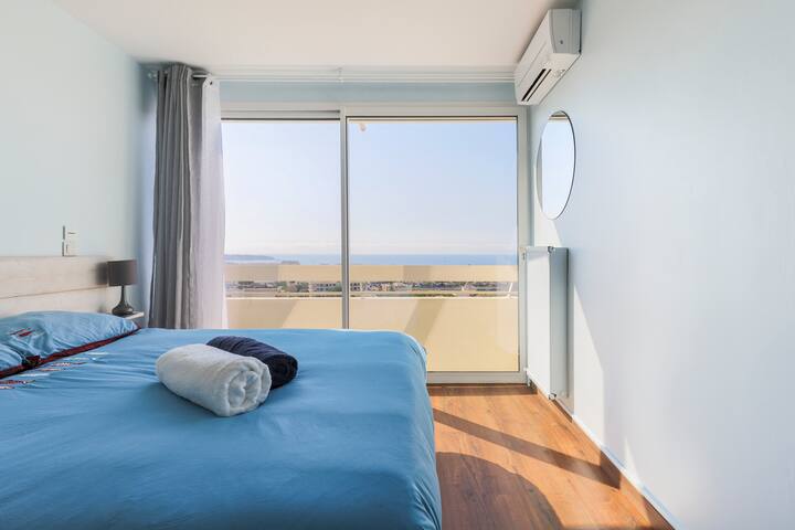 Spavaća soba s pogledom na more