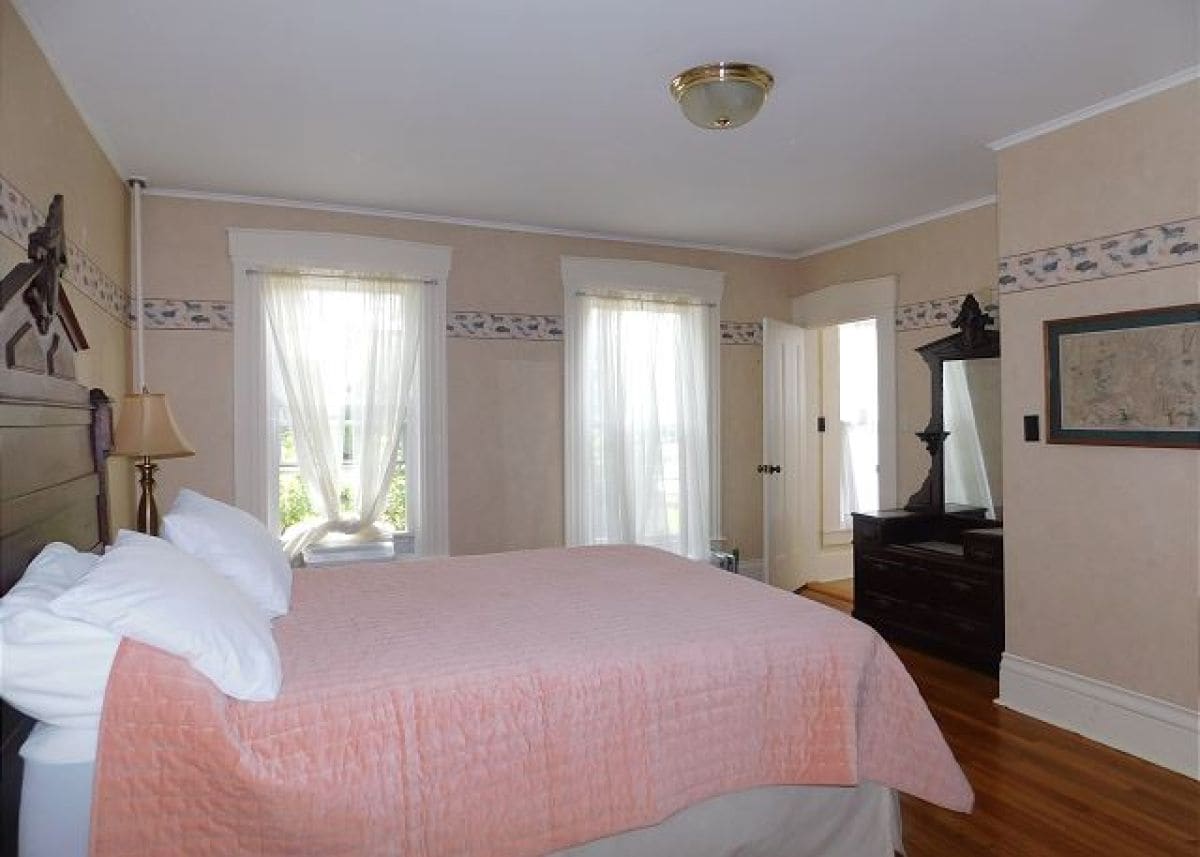 Втора спалня на долния етаж с двойно легло и климатик