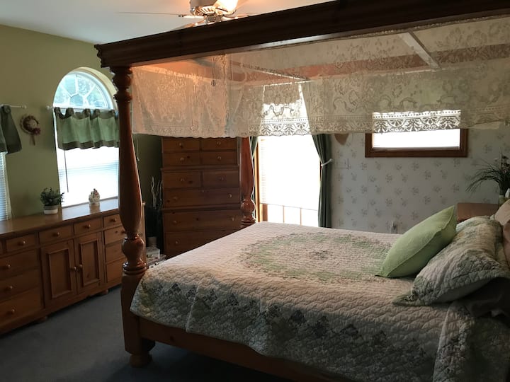 Queen Country Charm Second Bedroom.  Colchón firme: uno de los favoritos para aquellos con espaldas malas