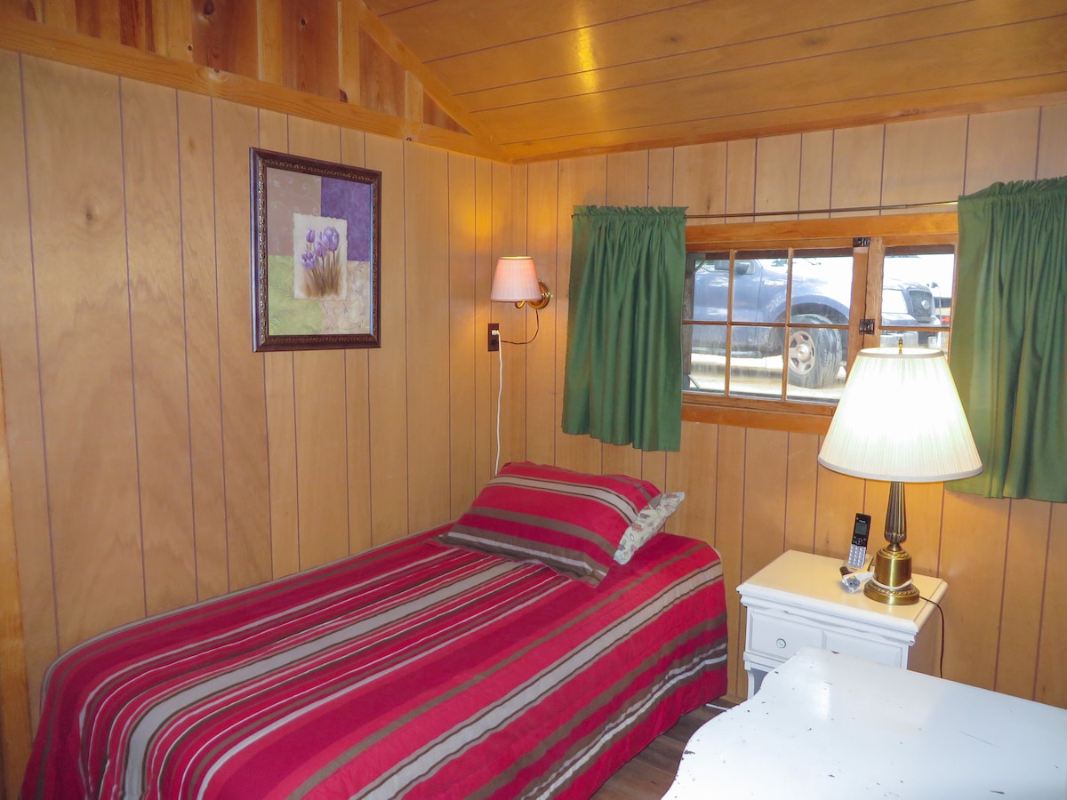 Small Bedroom with single bed and doorway to living room - Mountainbrooks Ranch Aspen Cabin