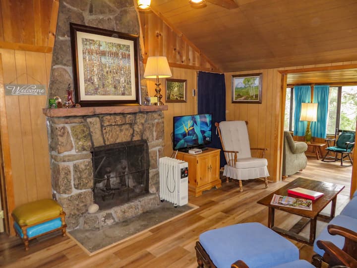 客厅设有壁炉（禁止生火）、电视（带Chromecast ）和门廊房景观- Mountainbrooks Ranch Aspen Cabin