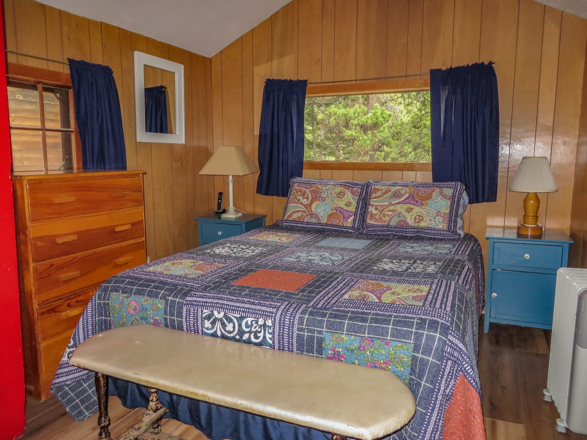 Middle Bedroom with queen bed - Mountainbrooks Ranch Aspen Cabin