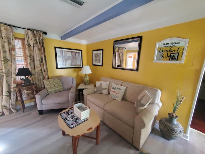 Tiki Cottage Sleeps 6, Pets Ok,  Steps To Beach - Clearwater Beach