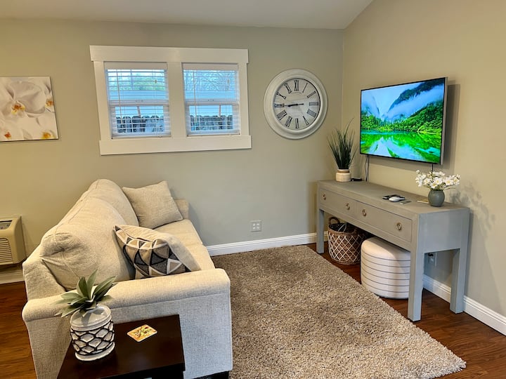 Charming Arden Park Poolside Cottage - Sacramento, CA